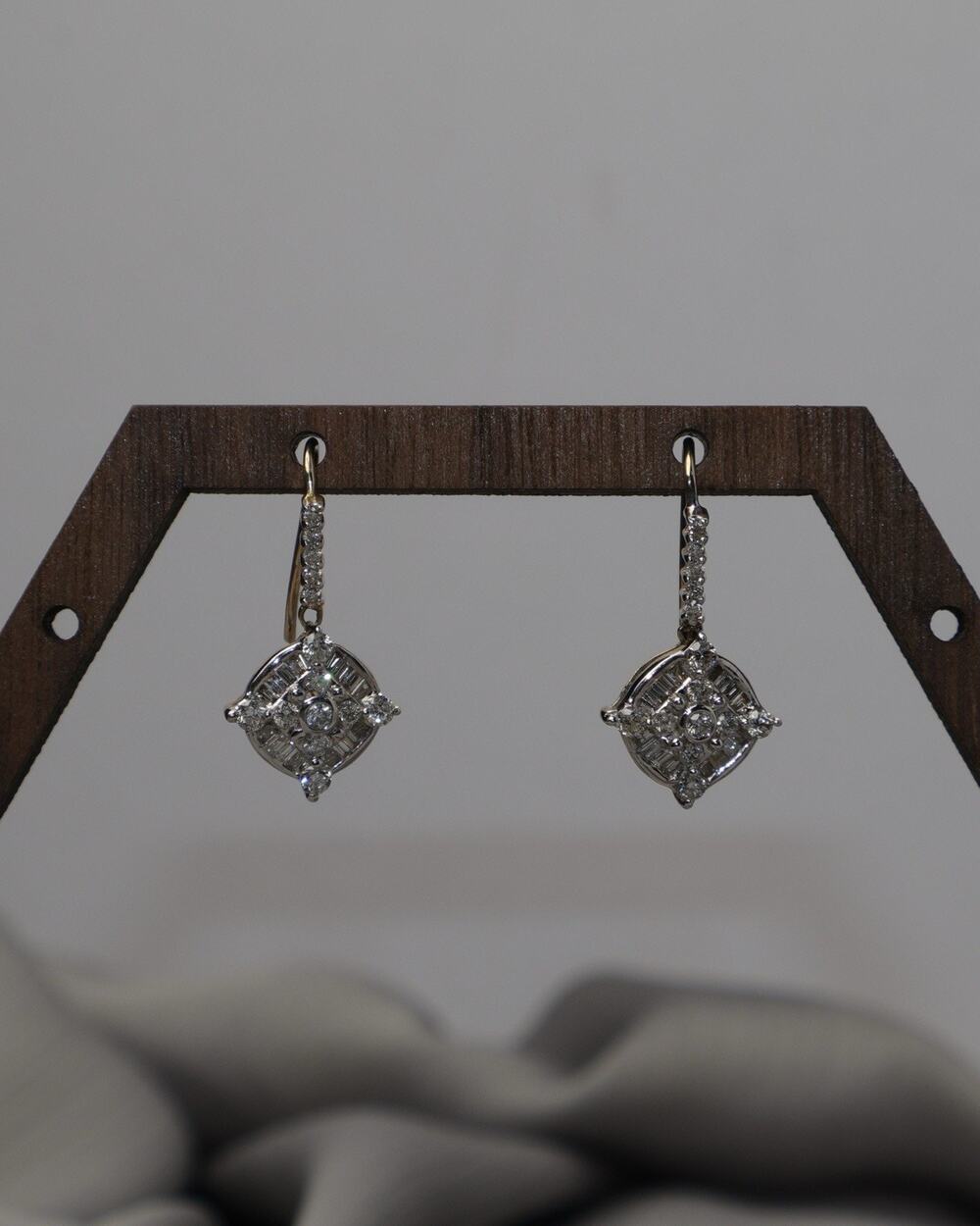 14k Yellow Gold Natural Diamond Dangle Earrings 3.3G / 0.9in